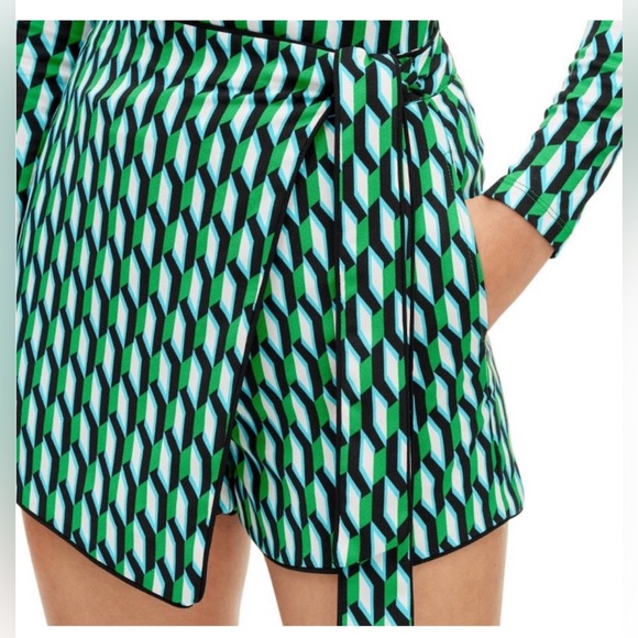 NEW Diane Von Furstenberg for Target side 
Wrap arrow geo green mini skort XXS - Picture 5 of 11